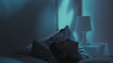 Yorgun kadın çalışkan gün yorgun bayan yatağı