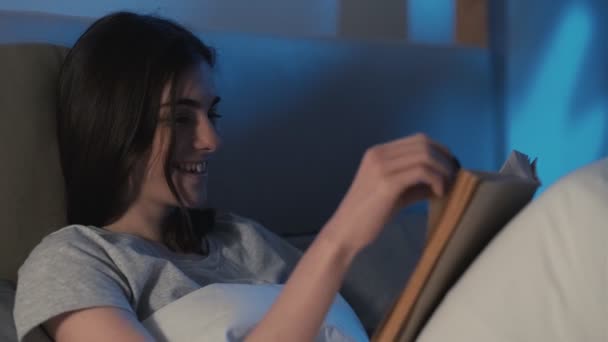 Bedtijd vrijetijdsbesteding nacht lezen vrouw roman slaapkamer — Stockvideo