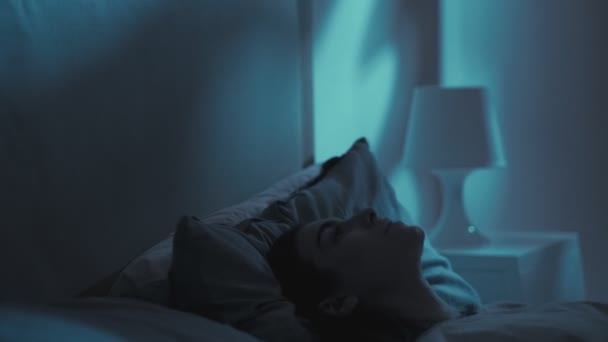 Vyčerpaná žena tvrdě pracovní den unavená dáma postel — Stock video