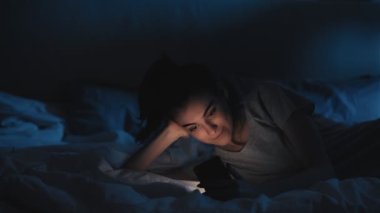gadget bağımlılığı İnternet bağımlısı kadın telefon yatağı