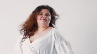 Artı boyut güzel mutlu şişman kadın vücudu pozitif.