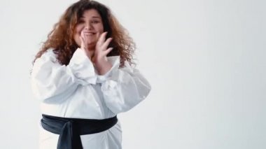 Neşeli heyecan mutlu kıvrımlı kadın şenliği