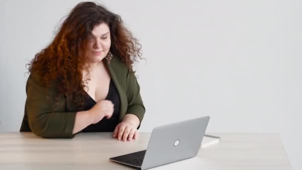 Blogger femminile plus size altoparlante formazione online — Video Stock