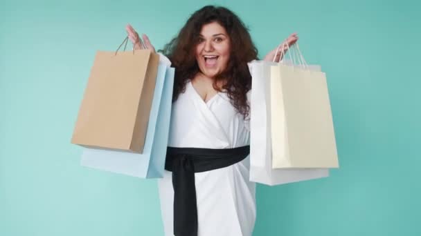 Shopaholic estilo de vida satisfeito mulher quente venda preto — Vídeo de Stock