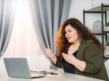 Çevrimiçi alışveriş kıvrımlı kadın güzellik blogundan ilham aldı