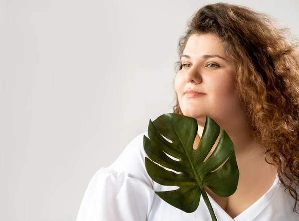 Cuidado natural sonriendo mujer con curvas belleza sensual — Foto de Stock