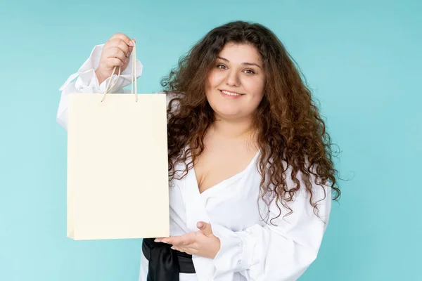 Urlaubsgeschenk glücklich kurvige Frau festliche Überraschung — Stockfoto