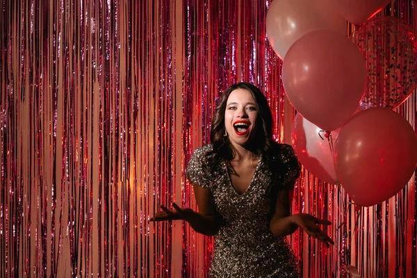 Vrolijk kerstmis verrast vrouw gelukkig feest — Stockfoto