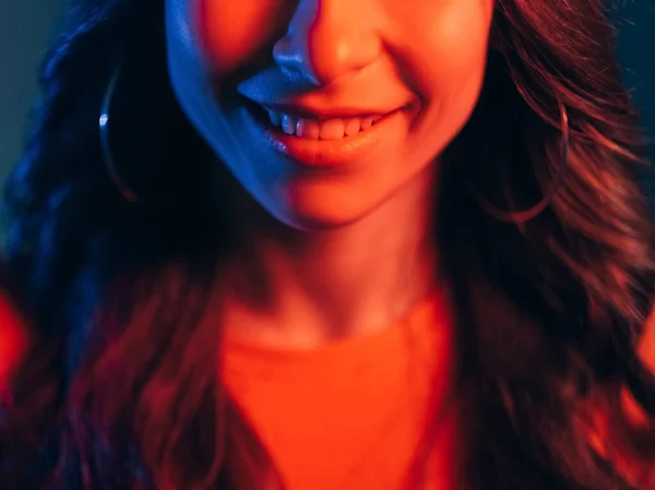 Néon lumière sourire positif émotion femme visage rouge — Photo