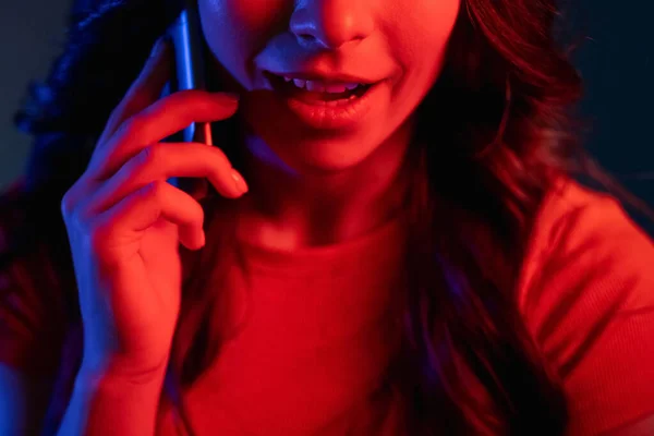 Telefon mluvit online komunikace žena neon světlo — Stock fotografie