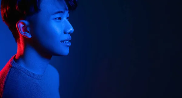 Asian man banner futuristisch neon hellblau — Stockfoto