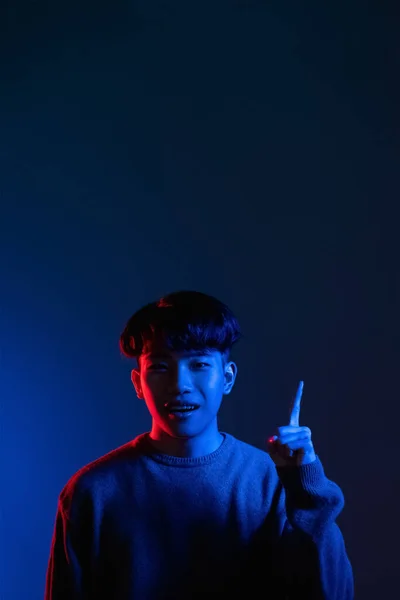 Zeigt Mann Aufmerksamkeit Geste Finger Neonlicht — Stockfoto