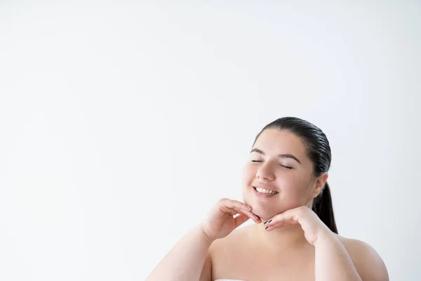 Hidratáló kozmetikai boldog görbe női test — Stock Fotó