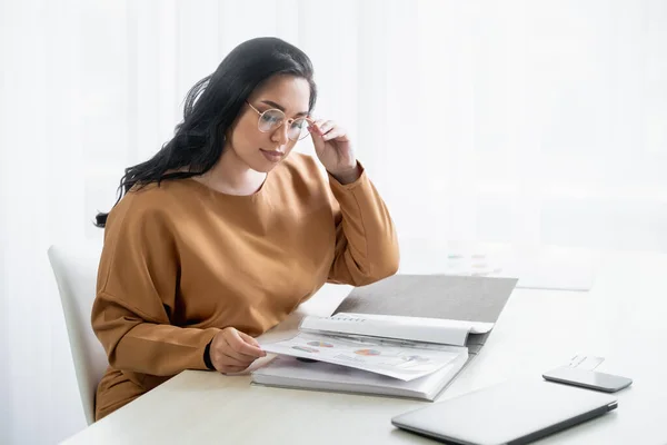 Oficina mujer negocio elegante mirada cuerpo positivo — Foto de Stock