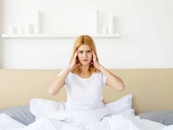 Mañana migraña insomnio problema mujer cama dolor — Foto de Stock