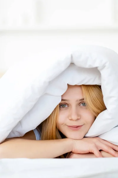 Уютное утро ленивые выходные спальня женщина одеяло — стоковое фото