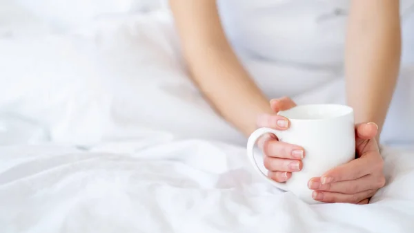 Café de la mañana hora de acostarse ocio mujer manos cama — Foto de Stock