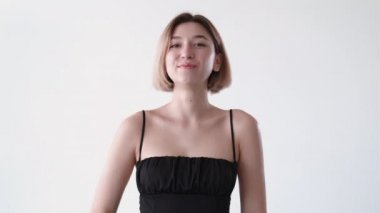 Tatmin olmuş bir kız gibi başparmak yukarı gif loop.
