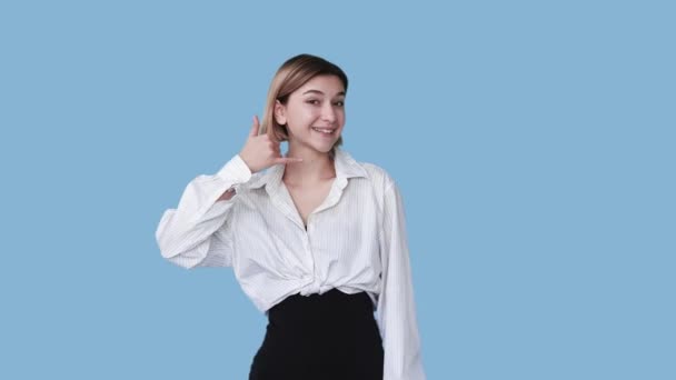 Appelez-moi publicité fille téléphone geste gif boucle — Video