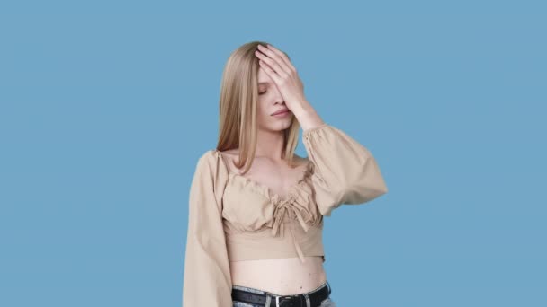 Facepalm Geste oops Schande Mädchen Gesicht gif Schleife — Stockvideo