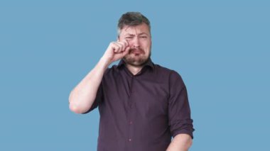 Sızlanan adam başarısız hayal kırıklığı ağlayan gif döngüsü