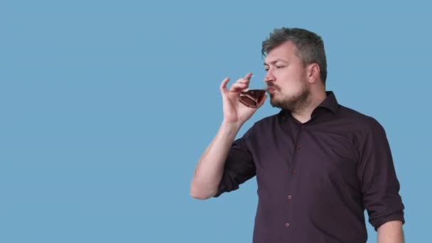 Człowiek tosty alkohol napój whisky smak pętli gif — Wideo stockowe
