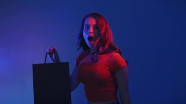 Kara Cuma alışverişi, pazartesi siber neon kadın.