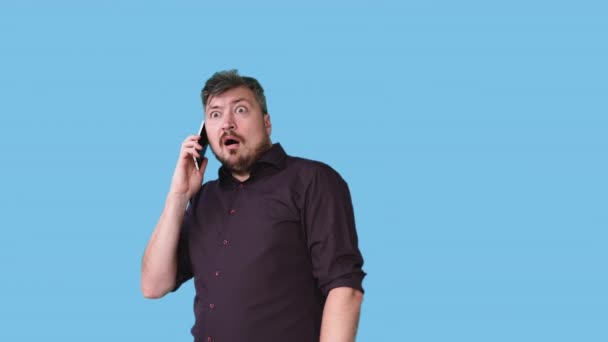 Telefoon scam wtf reactie geschokt man raar bellen gif — Stockvideo