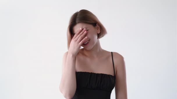 Facepalm gesture oops shame girl face gif loop — Stock Video
