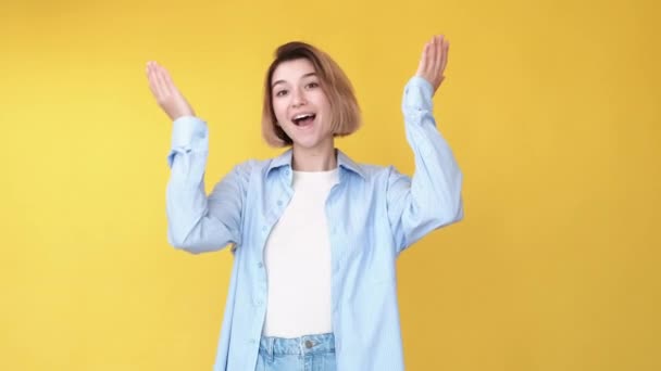 Reaksi mengejutkan gadis gembira gembira memberi lingkaran menyenangkan — Stok Video