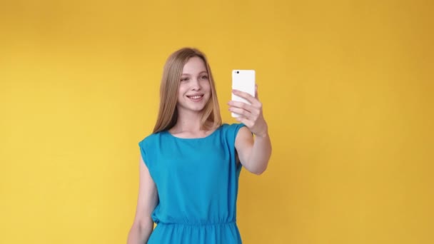 Diversión selfie gadget personas feliz mujer teléfono paz — Vídeos de Stock