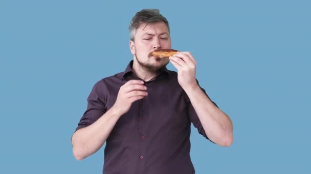 Dessert man pastry lover funny guy snack gif loop — Stok Video