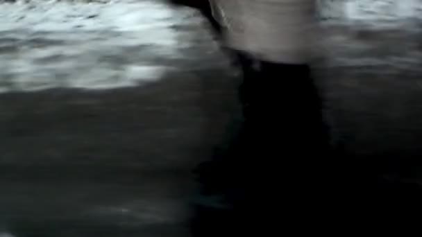 Real analógico vídeo andando pernas mulher rua estrada — Vídeo de Stock