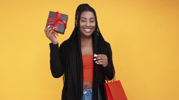 Χριστουγεννιάτικο δώρο χαρούμενη μαύρη γυναίκα εορταστικό μπόνους — Αρχείο Βίντεο