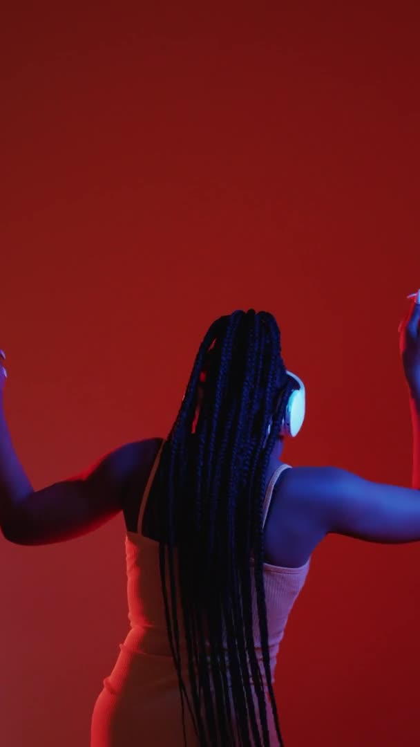 Spaß an der Musik glückliche schwarze Frau Lieblingslied — Stockvideo