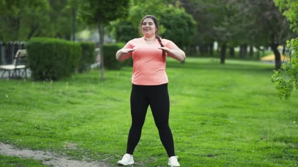 Fettleibigkeit Workout übergewichtige Frau Sport Park — Stockvideo