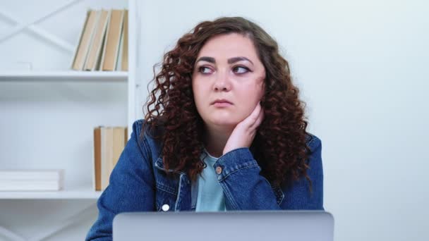 Síndrome de quemaduras trabajo depresión mujer con sobrepeso — Vídeos de Stock