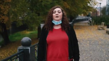 Temiz hava. Derin nefes al. Obez kadın maskesi parkı.