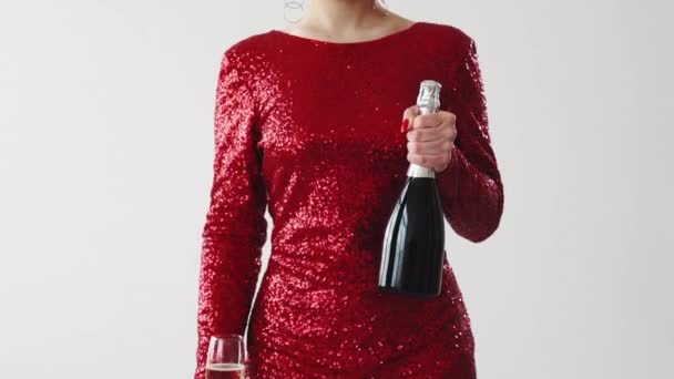 Різдвяна весела гламурна жінка вечірка п'є святковий — стокове відео
