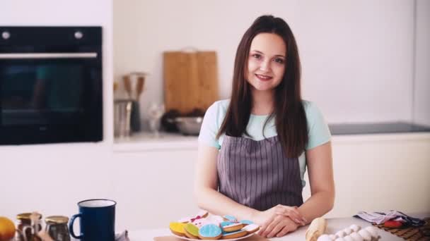 Щаслива домогосподарка кухня дозвілля жінка стіл кухар — стокове відео