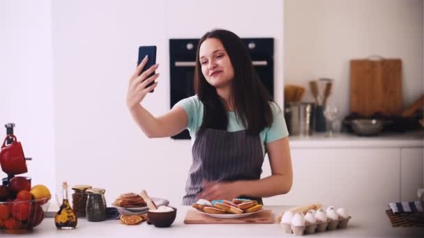 Cocina webinar vídeo receta mujer teléfono cocina — Vídeos de Stock