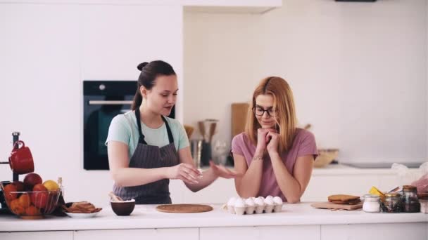 Ψήσιμο μαζί σπίτι επιδόρπιο κουζίνα γυναίκες φίλοι — Αρχείο Βίντεο