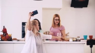 Selfie, eğlence, mutlu arkadaşlık, kadın telefon kamerası.