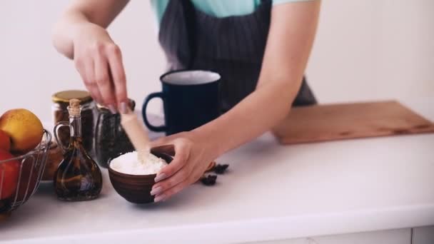 Kaka recept bageri tutorial kvinna kök bord — Stockvideo
