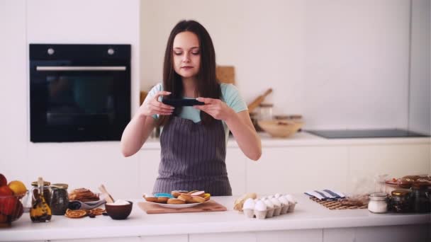 Élelmiszer blogger főzés csatorna nő telefon konyha — Stock videók