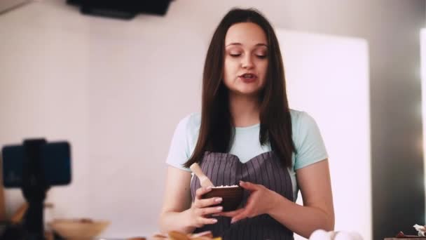 Koken coach voedsel inhoud keuken vrouw blogger — Stockvideo