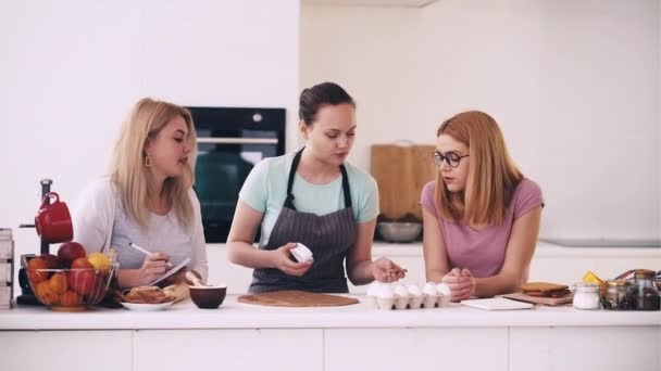 Gotowanie klasa piekarnia lekcja kobieta kuchnia kulinarna — Wideo stockowe