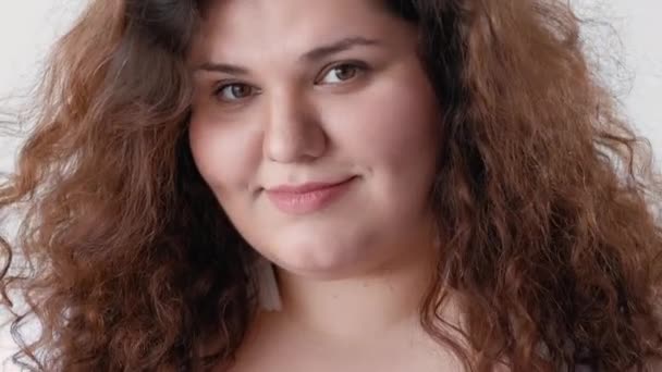 Napos személy plusz méret modell női szépség stúdió — Stock videók