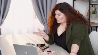 Güzellik blogcusu, şişman kadın makyajı özel ders videosu.