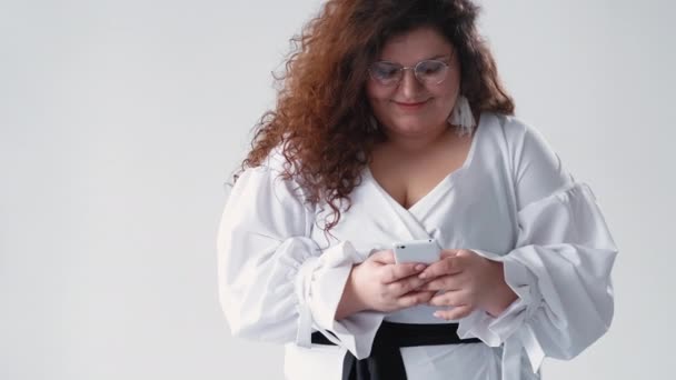 Cita virtual feliz mujer con curvas cuerpo positivo — Vídeo de stock